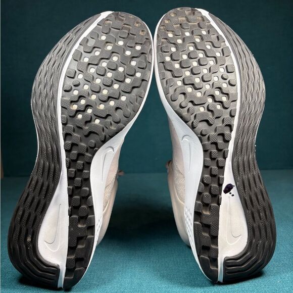 Size 11 - Women’s Nike Renew Serenity Run pink shoes - Picture 8 of 9